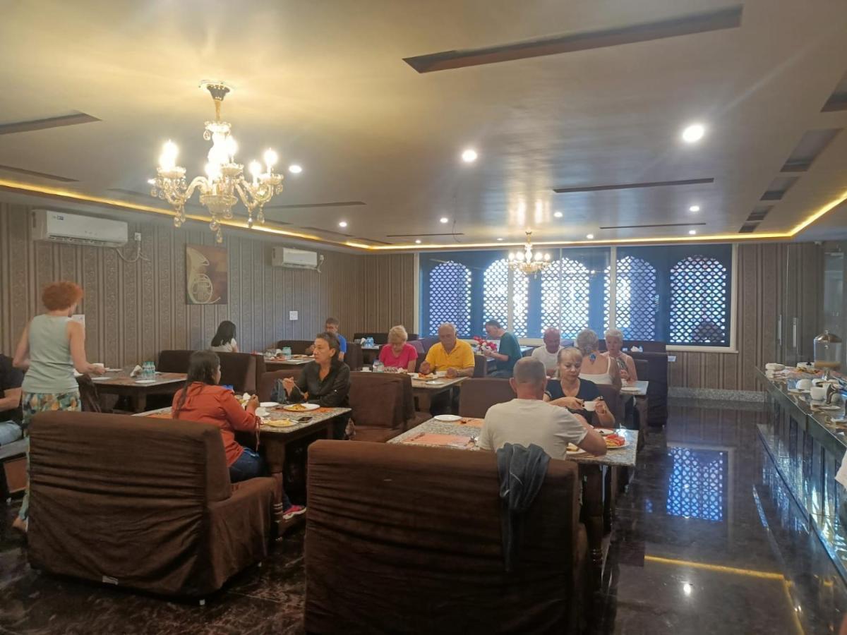 Hotel Rajwada Palace 오르차 외부 사진